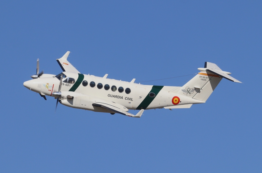 El Hawker Beechcraft King Air 350i del SAER, en su cola se ve el anagrama que recuerda los 50 años del SAER, que va pintado en todas sus aeronaves.