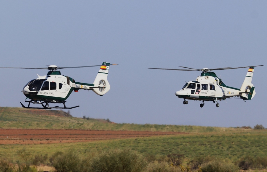 Una formación de dos helicópteros del SAER, delante un moderno H135 seguido por un AS365N3 “Dauphin” 2.