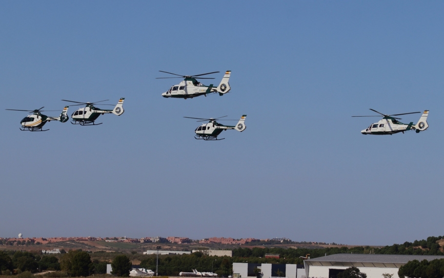 La formación de helicópteros de la Guardia Civil pasan por encima de la base central del SAER sita en Torrejón (Madrid).