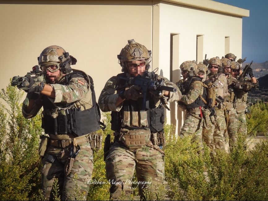 Operadores del MOE avanzando durante un ejercicio de combate en población.