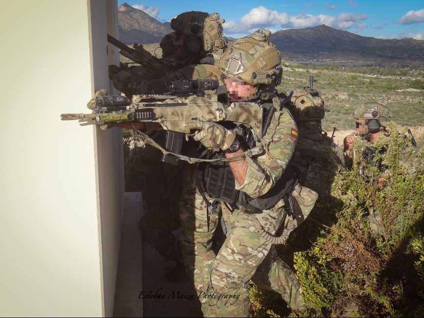 Un equipo operativo de agua del GOE III cubriéndose del fuego enemigo en un ejercicio de combate urbano.