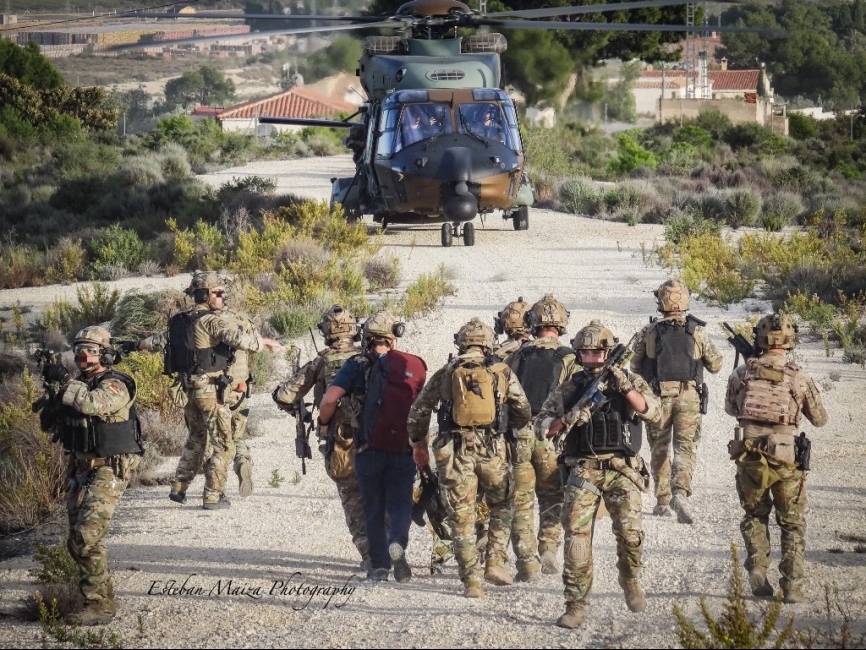 Operación CASEVAC con un helicóptero NH-90 de las FAMET para evacuar a un miembro del equipo operativo herido.