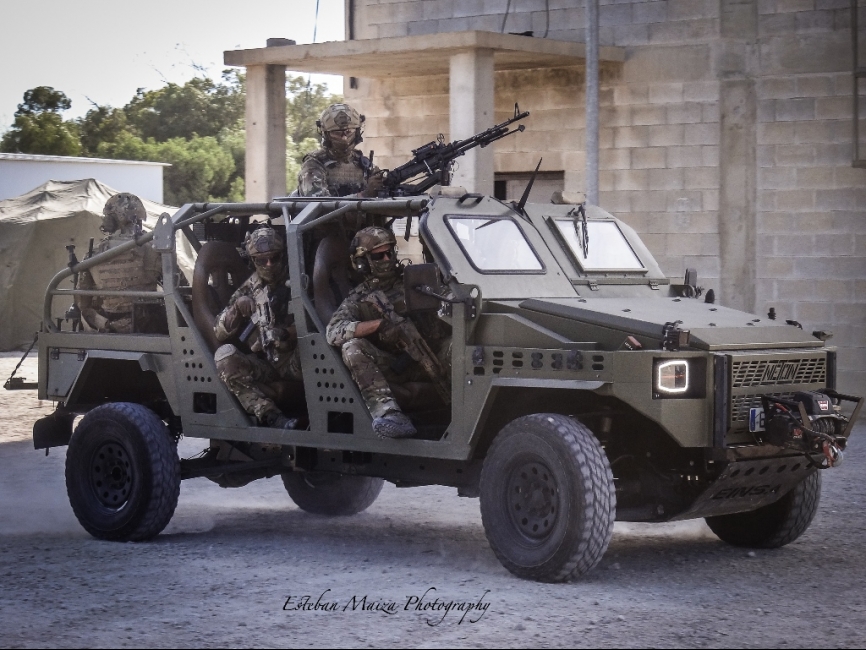 Un vehículo ligero de operaciones especiales ‘Neton’ abandonando la zona de combate.