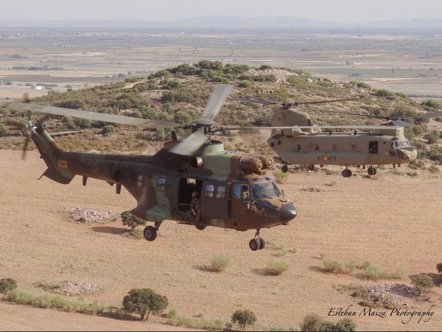 Un helicóptero Súper Puma y un Chinook parte del SOATU-RW volando a baja cota para evitar ser detectados.