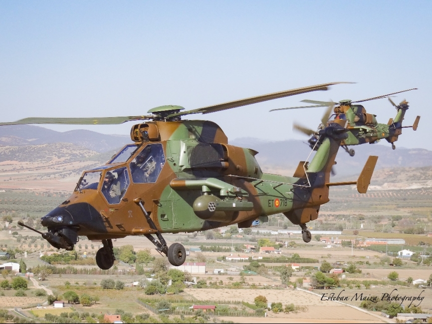 Los Tigres del SOATU-RW proporcionan escolta y seguridad a los helicópteros de transporte.