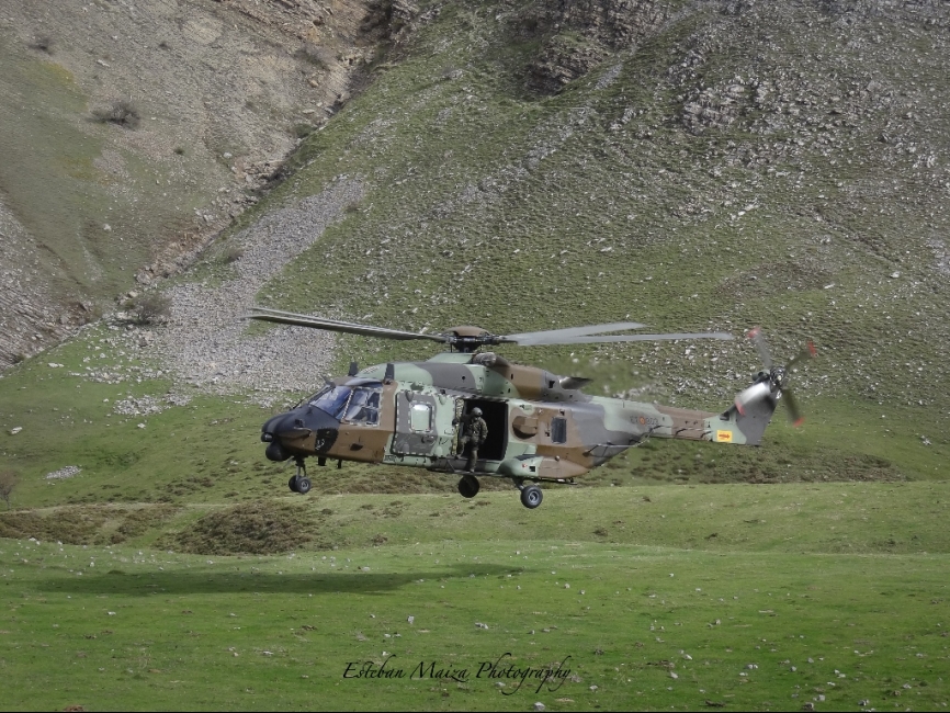 Un NH-90 tomando en un fondo de valle. maniobra muy exigente que requiere una aproximación muy específica y condicionada por la orografía.