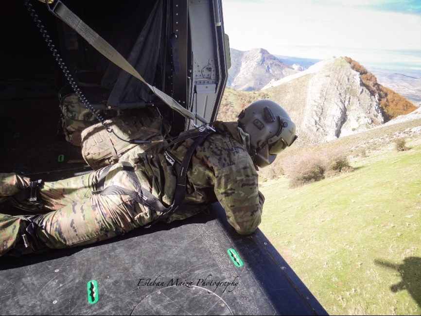 Un tirador de NH-90 supervisando la toma del helicóptero en una cresta. La cohesión entre la tripulación compuesta por tiradores y pilotos es clave para ejecutar este tipo de maniobras con seguridad, ya que desde la cabina los pilotos tienen muchos puntos ciegos y los tiradores actúan como sus ojos en las puertas de la aeronave.