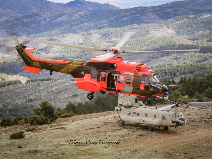 Un Cougar del BHELEME II y un Chinook del BHELTRA V despegando de una cresta.