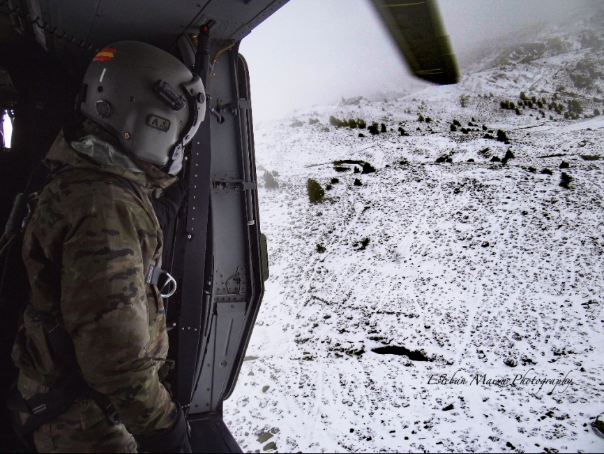 Un tirador de helicóptero con el paisaje nevado de la montaña.