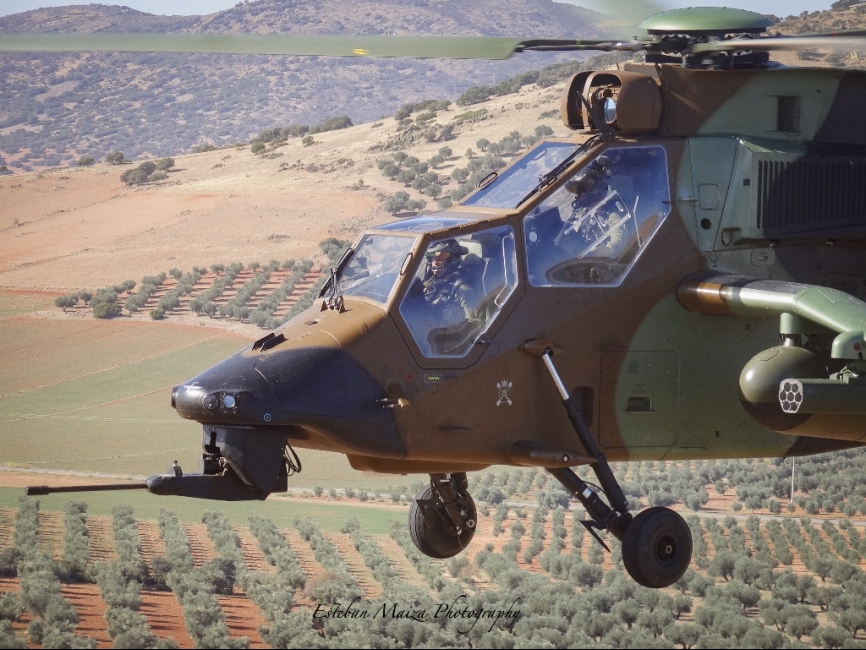 Los Tigres, por las características de su misión, no se ven obligados a tomar en crestas, pero sí a ejecutar maniobras de protección a los demás helicópteros en circos montañosos y fondos de valle.