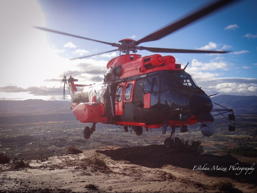 Los helicópteros del BHELEME II están rotulados con un esquema de alta visibilidad para poder cumplir las misiones de rescate y extinción de incendios que les asigna la UME.
