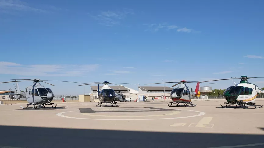 Los cuatro H135 entregados simultáneamente en España por Airbus. Foto: Diego Gómez