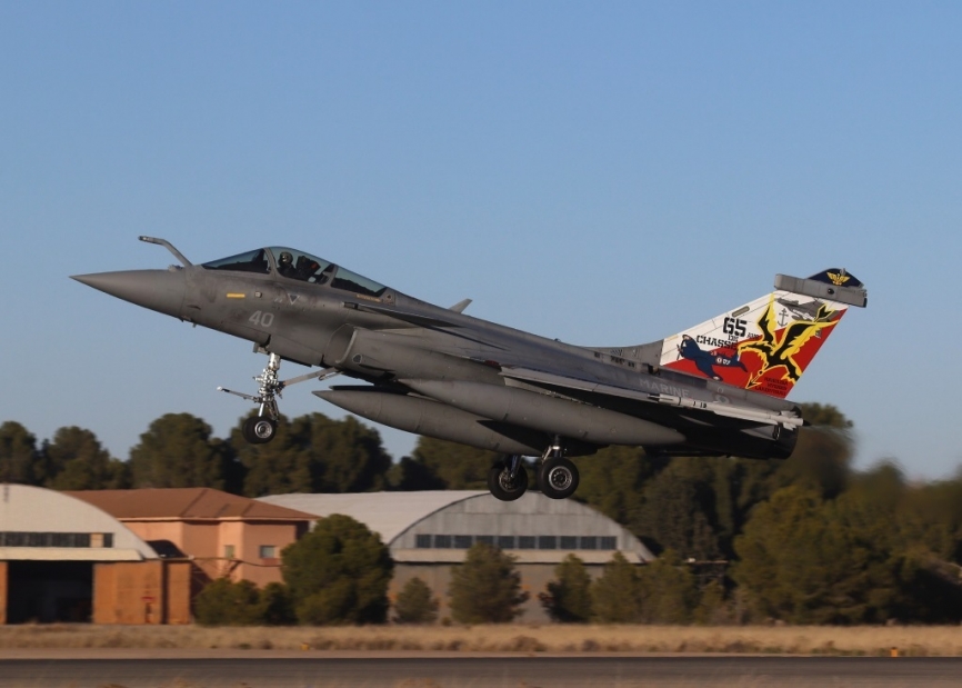 Uno de los espectaculares Dassault Aviation “Rafale” de la Flottille 17F de la Aeronáutica Naval francesa. (foto Julio Maíz)