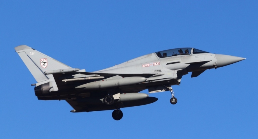 Entre los 8 Eurofighter “Typhoon” que desplazó la RAF británica al TLP, estaba este biplaza T3. (foto Rubén Galindo)