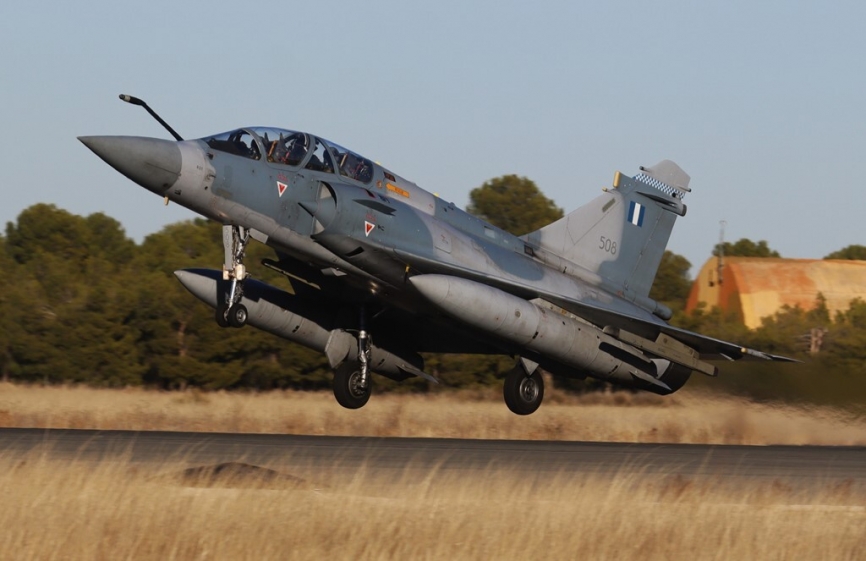 El biplaza Dassault “Mirage”-2000-5BG de la Fuerza Aérea de Grecia despegando desde la base aérea de Albacete. (foto Julio Maíz)