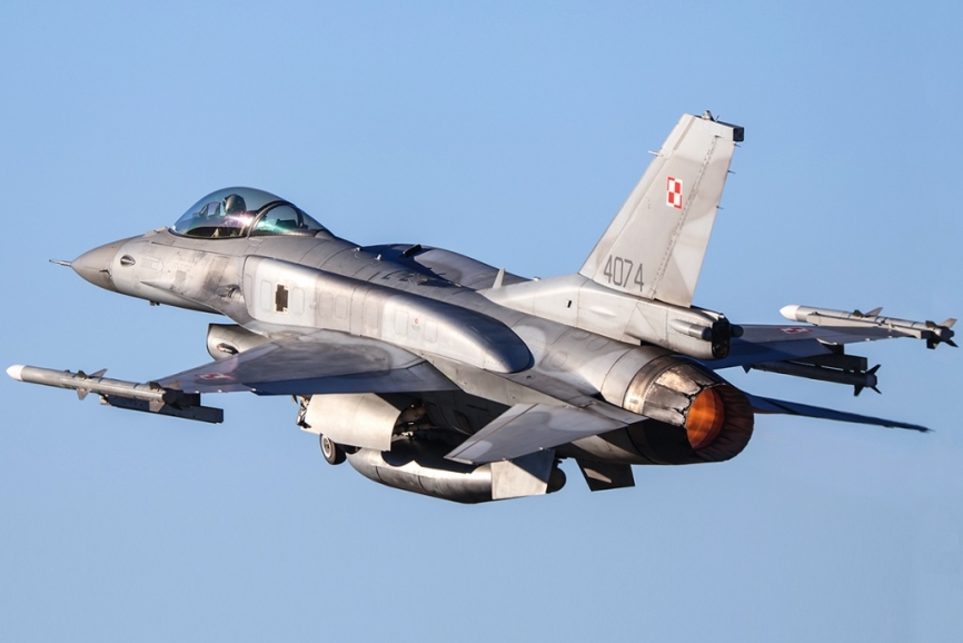 Un Lockheed Martin F-16C polaco despegando, se aprecian en los laterales del fuselaje los tanques de combustible conformados. (foto Rubén Galindo)