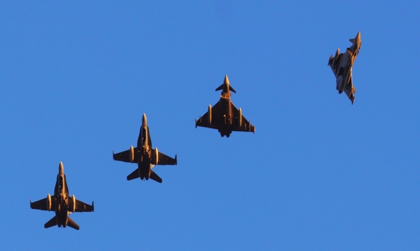 Momento en que se rompe una formación de Eurofighter y EF-18M, tras realizar un inicial sobre la base aérea de Albacete. (foto Julio Maíz)