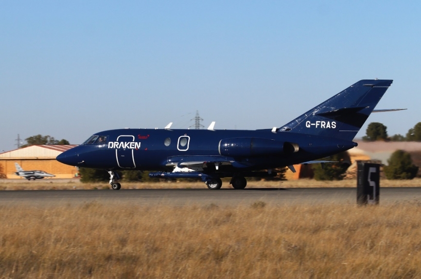 Al destacamento de Eurofighter de la RAF les acompañó un Dassault “Falcon”-20 de la empresa Draken, vital para crear un ambiente de guerra electrónica hostil a los participantes. (foto Julio Maíz)