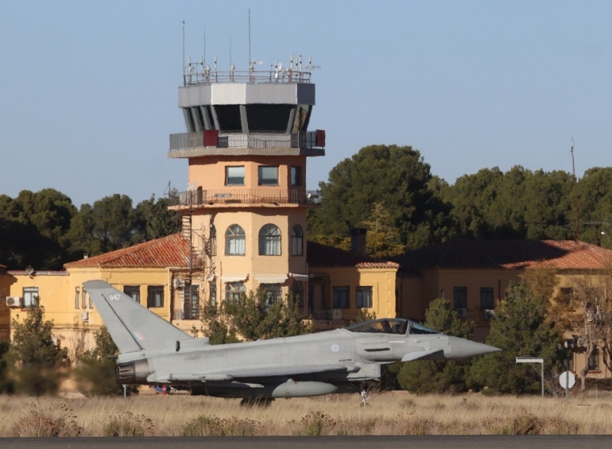 Un Eurofighter “Typhoon” de la RAF rueda camino de una de las cabeceras de la pista de Albacete. (foto Julio Maíz)