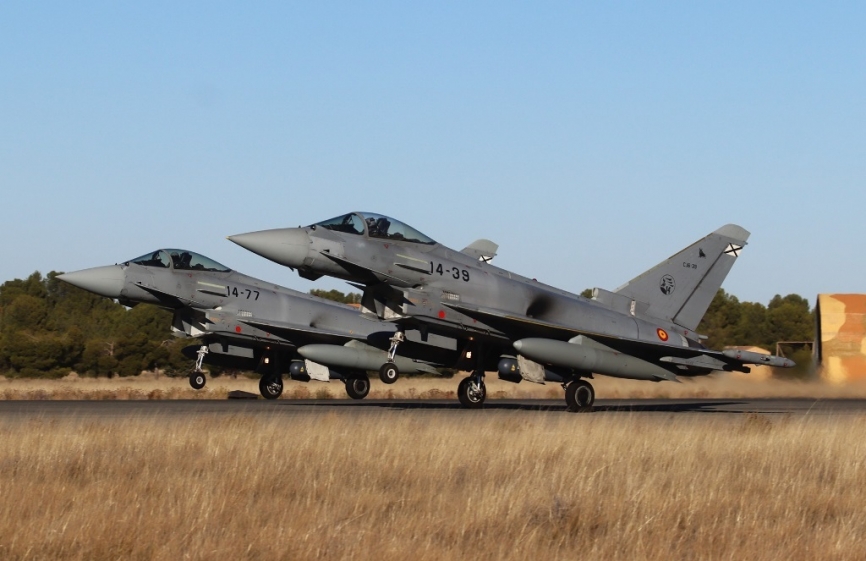 Dos Eurofighter del Ala 14 del Ejército del Aire y del Espacio español despegando en formación. (foto Julio Maíz)
