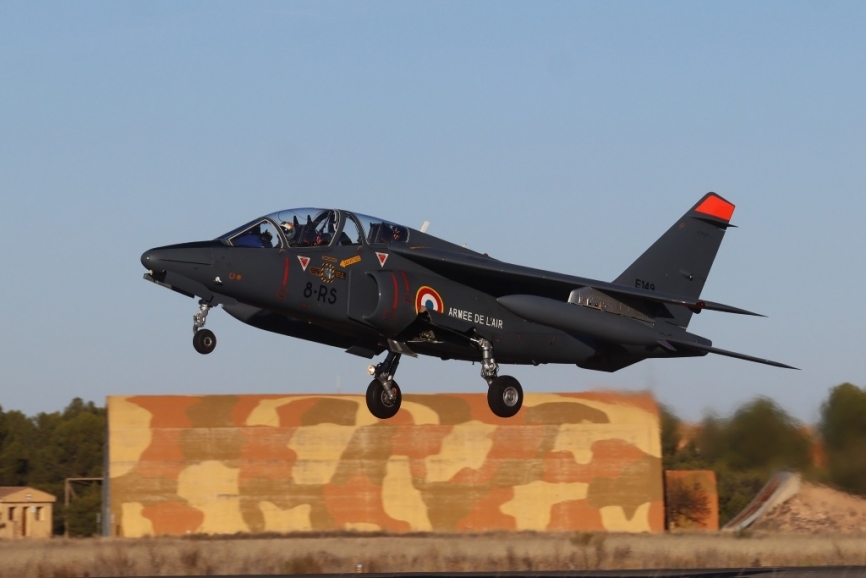 Uno de los veteranos “Alpha Jet” del Ejército del Aire y del Espacio francés, despegando de Albacete. (foto Julio Maíz)