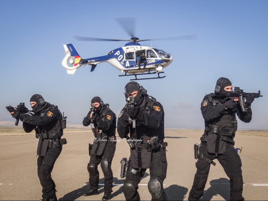 Miembros del GOES de Zaragoza durante una sesión de entrenamiento con helicóptero.