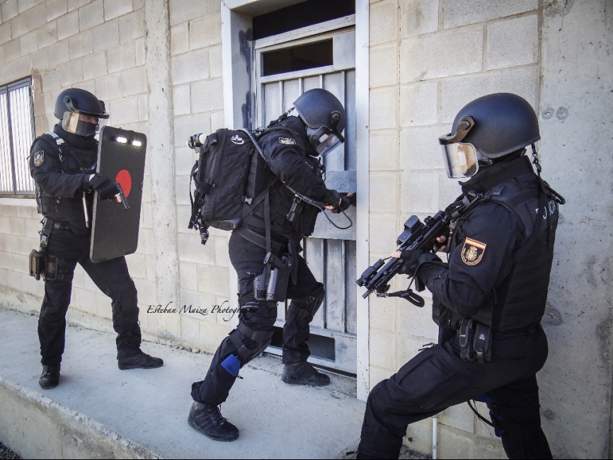 Un equipo de asalto del GOES de Zaragoza ejecutando una entrada en un inmueble.