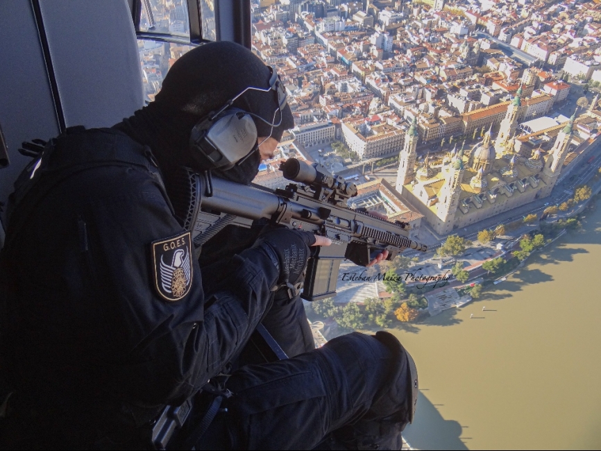 Un tirador selecto durante un vuelo de seguridad sobre la zona turística de El Pilar de Zaragoza con un fusil HK-417.