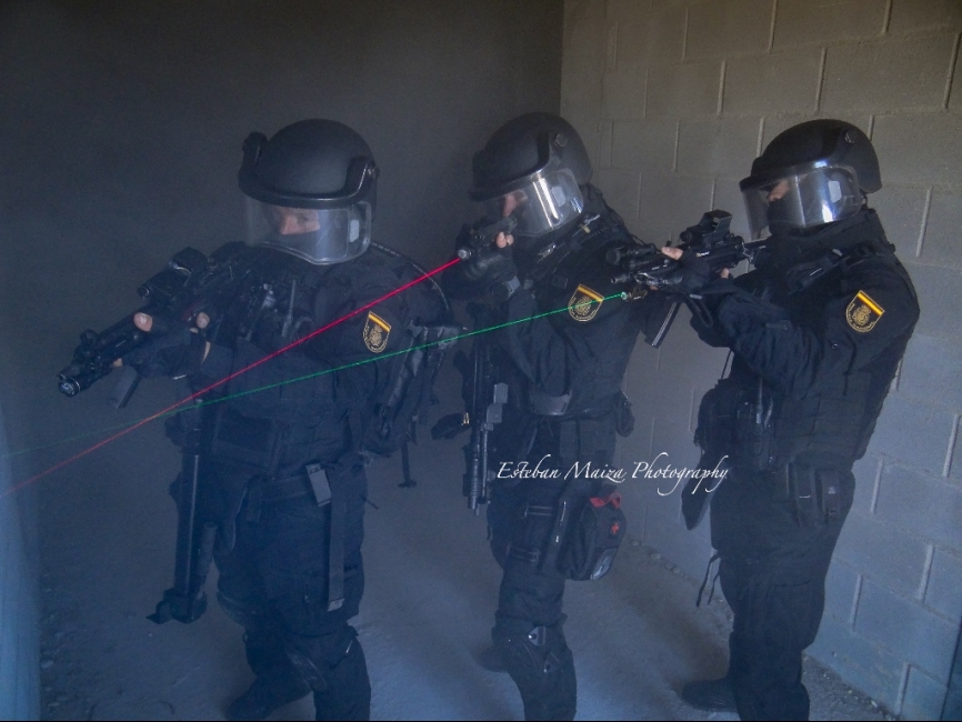 Miembros del GOES durante un entrenamiento de limpieza de habitaciones en el interior de un inmueble.