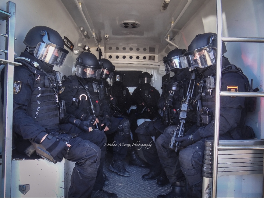Un equipo de asalto preparado en el interior de la furgoneta camuflada que utilizan para pasar desapercibidos hasta el último momento en sus operaciones reales.
