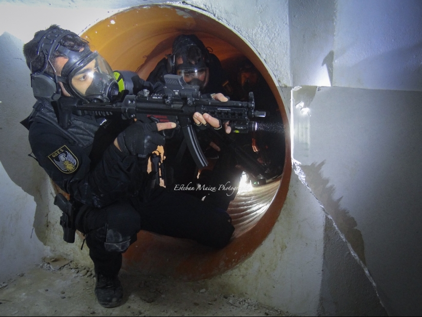 Operadores del GOES durante un entrenamiento en galerías subterráneas.