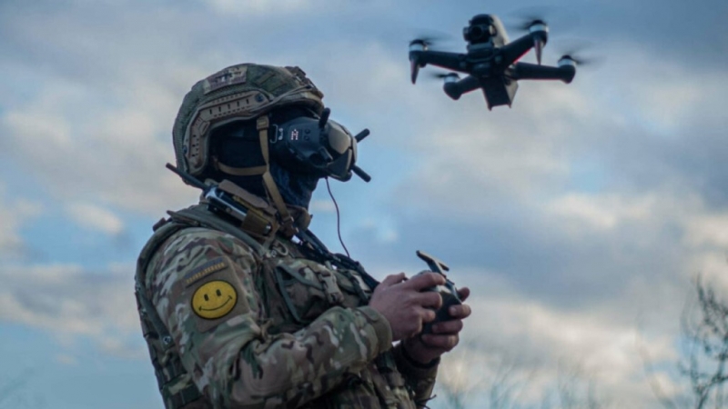 Un piloto ucraniano a los mandos de un dron PFV . 