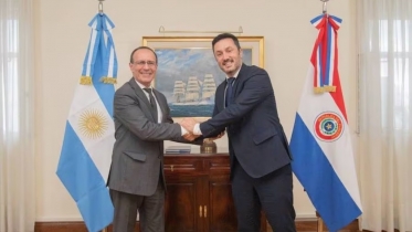 Petri (a la derecha), y Gonzlez, ministro de Defensa de Argentina y Paraguay.