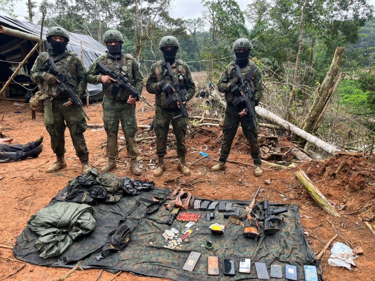 Efectivos del Ejrcito Ecuatoriano, armados con fusiles de Asalto IWI ARAD 5 de 5,56 x 45 mm, con el armamento incautado tras el enfrentamiento con elementos de Grupo Irregulares Armados (GIA). 