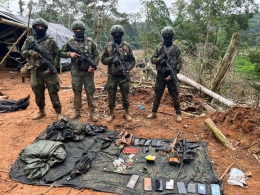 Efectivos del Ejrcito Ecuatoriano, armados con fusiles de Asalto IWI ARAD 5 de 5,56 x 45 mm, con el armamento incautado tras el enfrentamiento con elementos de Grupo Irregulares Armados (GIA). 