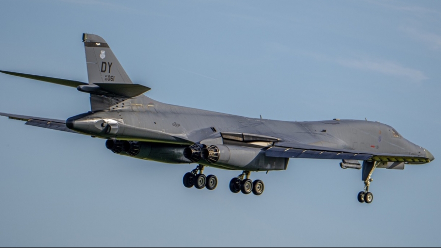 Uno de los bombarderos estratégicos B-1B aterrizando en Morón. (foto José Antonio Almarza)
