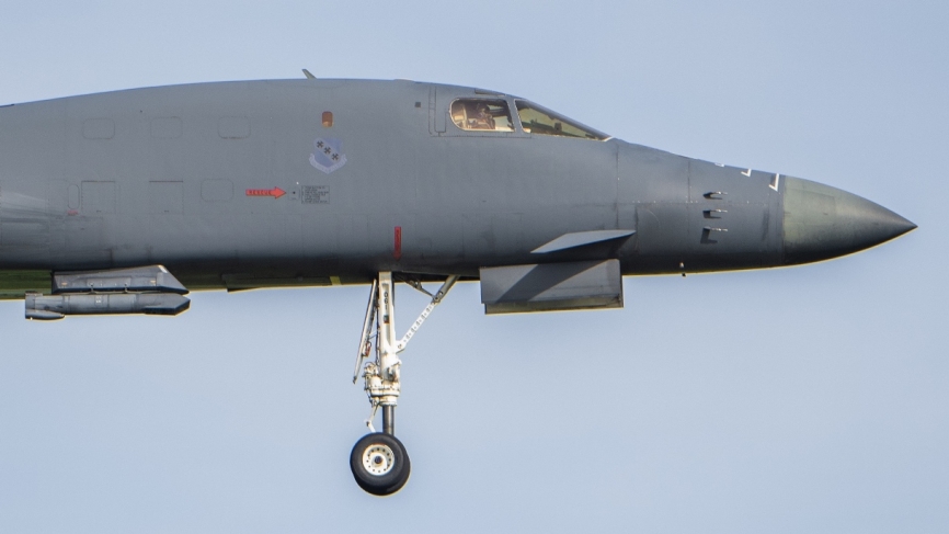 Los B-1B “Lancer” llevan instalado debajo del fuselaje llevan una barquilla AN/AAQ-33 de su más moderna versión Sniper Advanced Targeting Pod. (foto José Antonio Almarza)