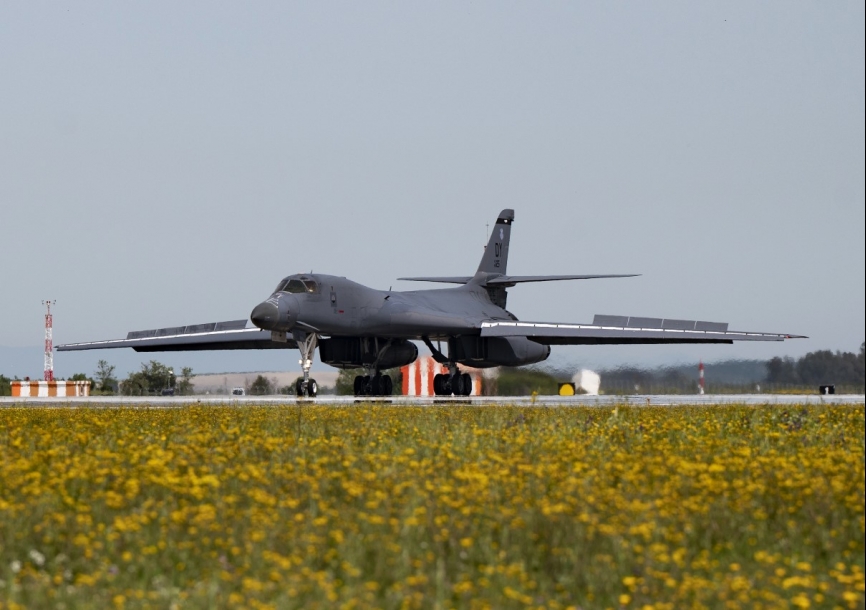 Uno de los B-1B nada más tomar tierra en la base de Morón. (foto USAF-Eve Daugherty)