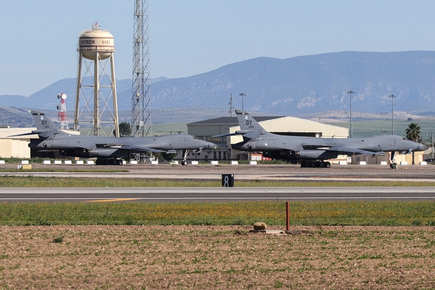 Dos de los B-1B en sus zonas de aparcamiento de Morón. (foto Rubén Galindo)