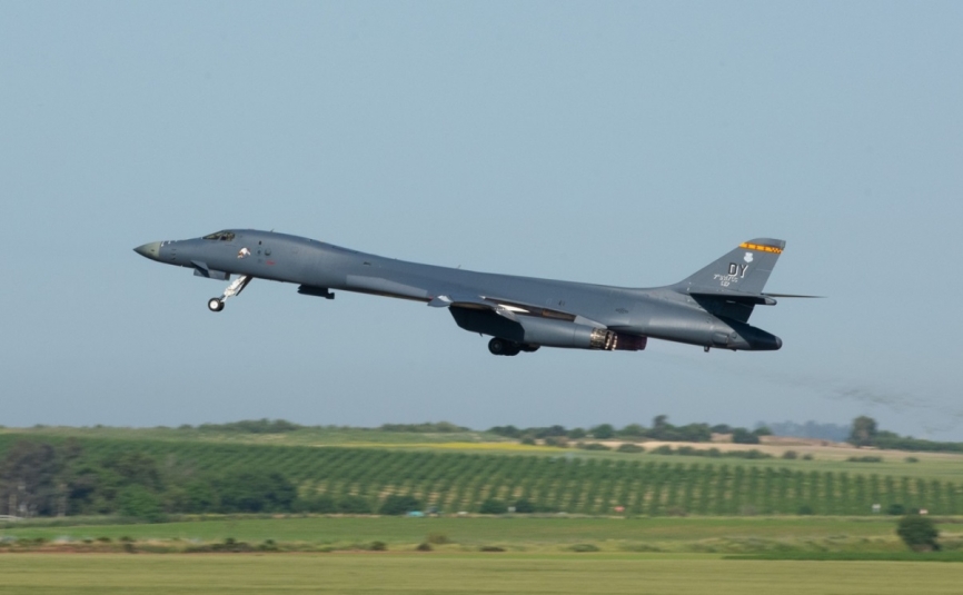Despegue de uno de los B-1B, donde se aprecian su cuidado diseño aeronáutico. (foto USAF-Eve Daugherty)