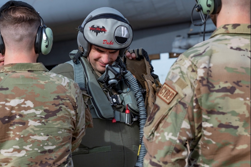 El Comandante de la BTF 24-2 es el Lt. Col. Ryan Stillwell, al que vemos en Morón tras realizar una misión. (foto USAF-Eve Daugherty)