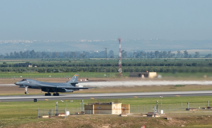 Uno de los B-1B en carrera de despegue en la base aérea de Morón. (foto USAF-Eve Daugherty)