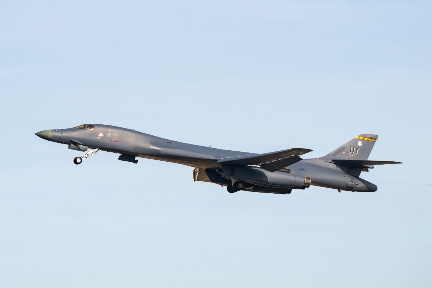 En la cola de este B-1B despegando se aprecian la siglas DY, que es la abreviatura de la base de (foto USAF-Eve Daugherty)Dyess.