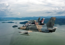 Aviones de ataque ligero a tierra Hongdu K-8W Karakorum en formacin de cua. (Foto: AMB)