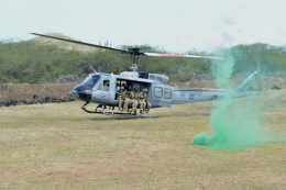 Helicptero Bell UH-1H Plus de la FARD se prepara para insertar tropas francesas y dominicanas. (Foto: Armada de Repblica Dominicana)