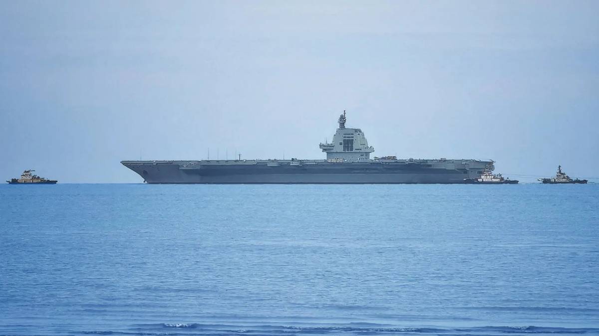El portaaviones Fujian parte para completar sus primeras pruebas de mar. (foto RupprechtDeino)