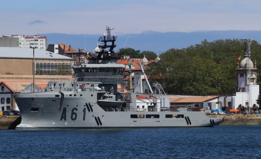Vista del “Carnota”, en el arsenal de Ferrol, a la derecha vemos la puerta neoclásica de dicha varias veces centenaria instalación de la Armada española. (foto Julio Maíz)