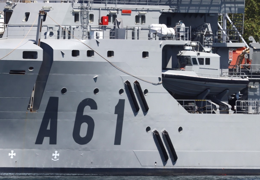 El “Carnota” lleva rotulado en su casco la designación A61, que hace referencia a su rol de Auxiliar. (foto Julio Maíz)