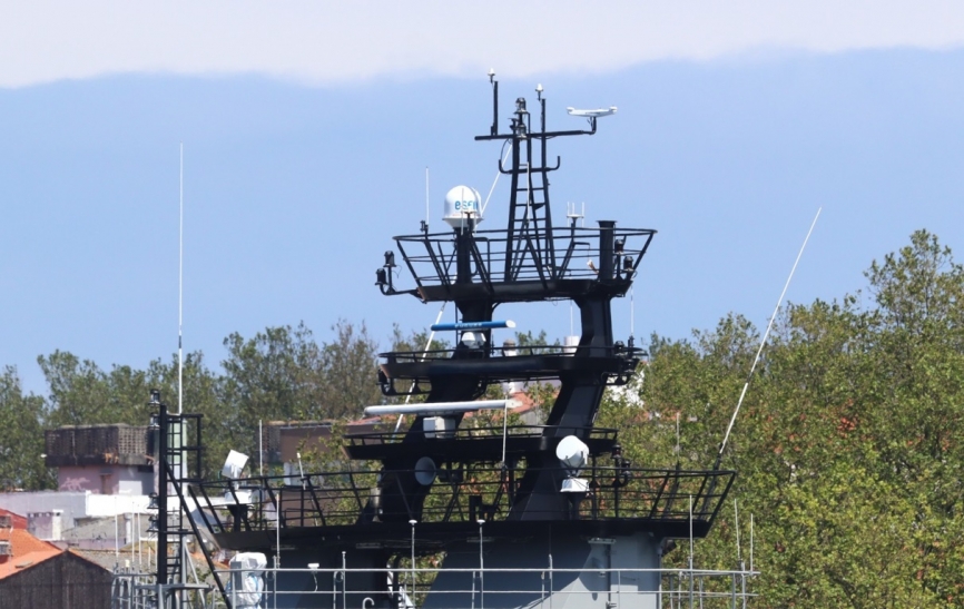 Detalle del palo mayor del “Carnota” en el que están instalados varios sensores y otros equipos. (foto Julio Maíz)