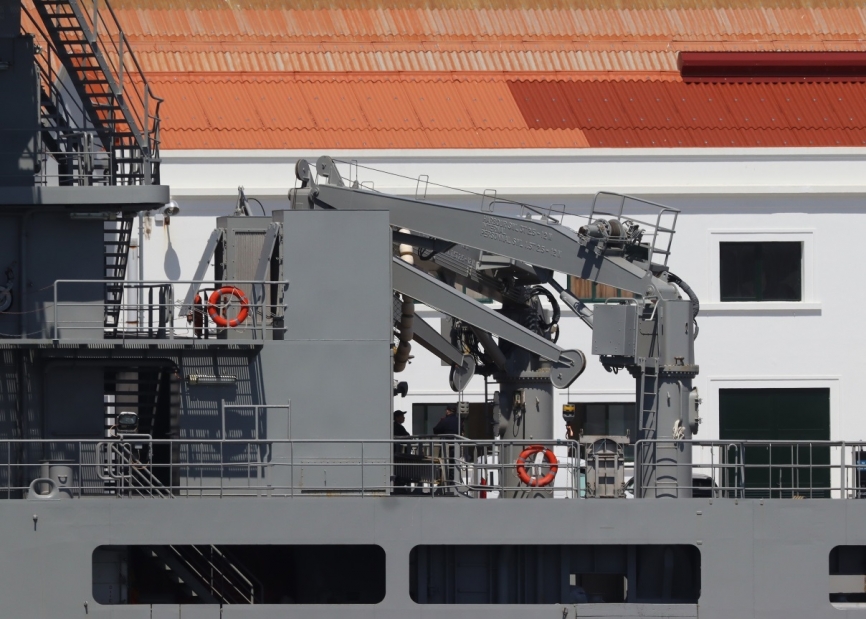 Detalle de las dos grúas que lleva el “Carnota” sitas en su cubierta de carga. (foto Julio Maíz)